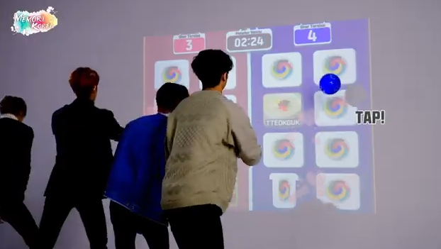 SPODY 현장 - 벽면에 투사된 콘텐츠와 상호작용하는 사용자들
